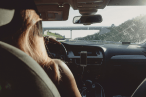 mulher volante 300x200 - Mulher no volante